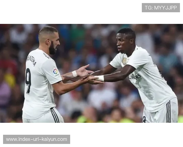 维尼修斯转身拉球突破后兜射,皇马进攻精彩绝伦